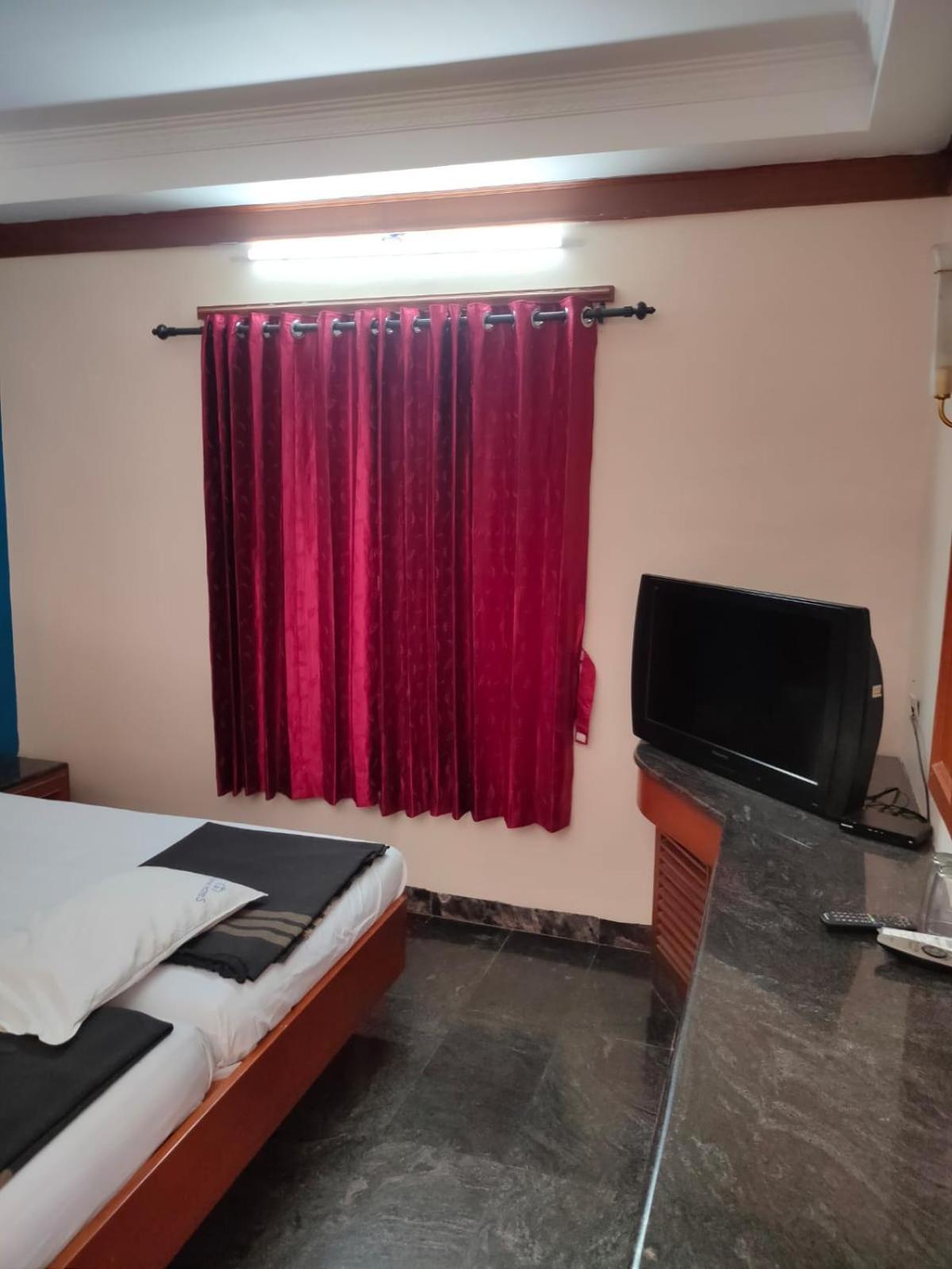 Anjana Hotels Тхени Экстерьер фото